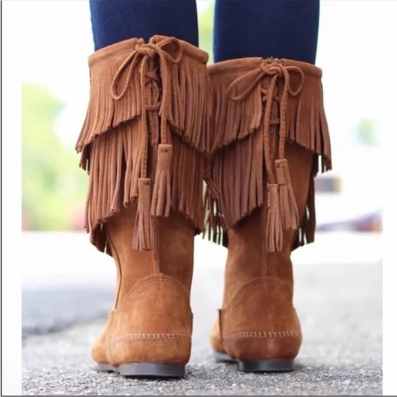 Minnetonka 2 Layer Angle Fringe Suede Boots