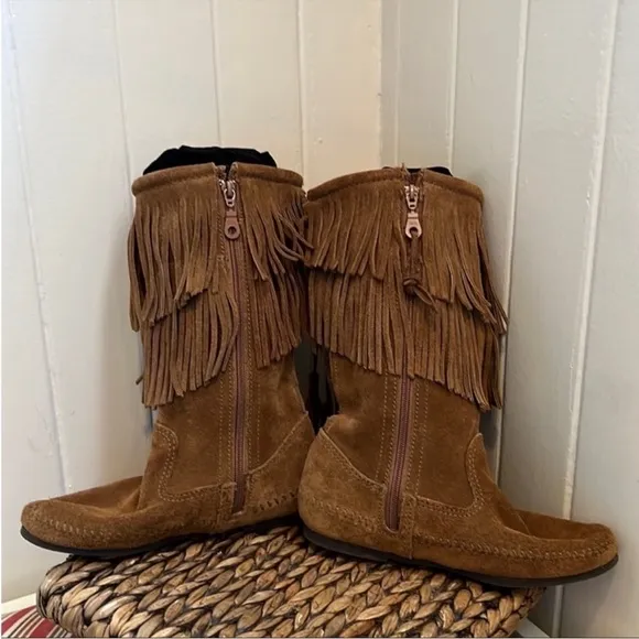 Minnetonka 2 Layer Angle Fringe Suede Boots