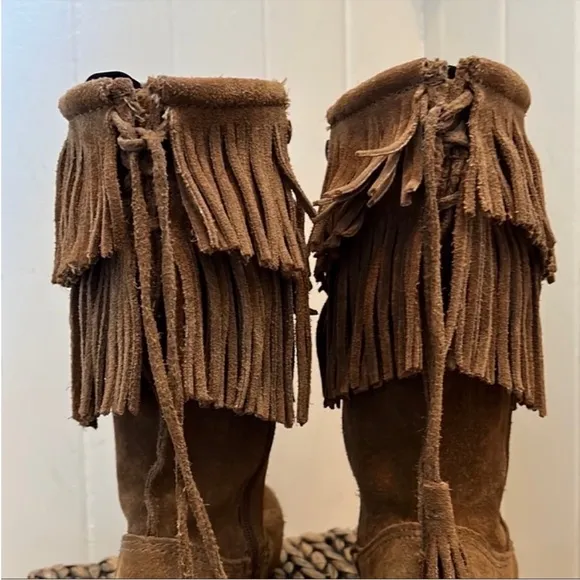 Minnetonka 2 Layer Angle Fringe Suede Boots