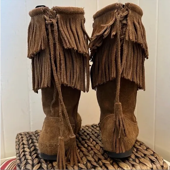 Minnetonka 2 Layer Angle Fringe Suede Boots