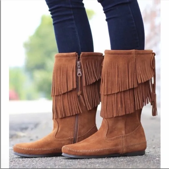Minnetonka 2 Layer Angle Fringe Suede Boots