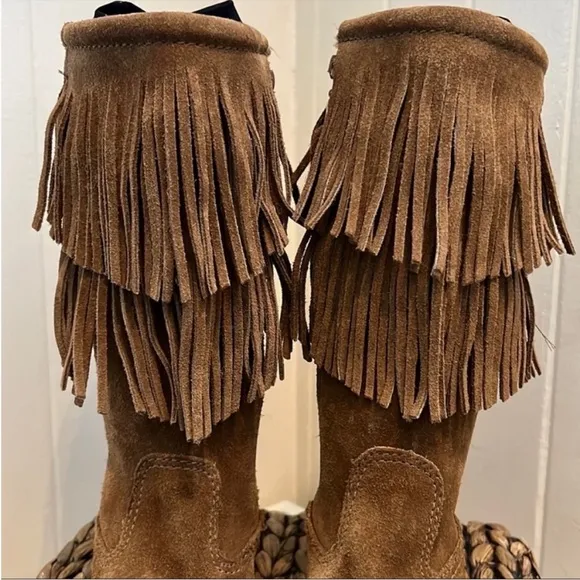 Minnetonka 2 Layer Angle Fringe Suede Boots
