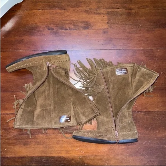 Minnetonka 2 Layer Angle Fringe Suede Boots