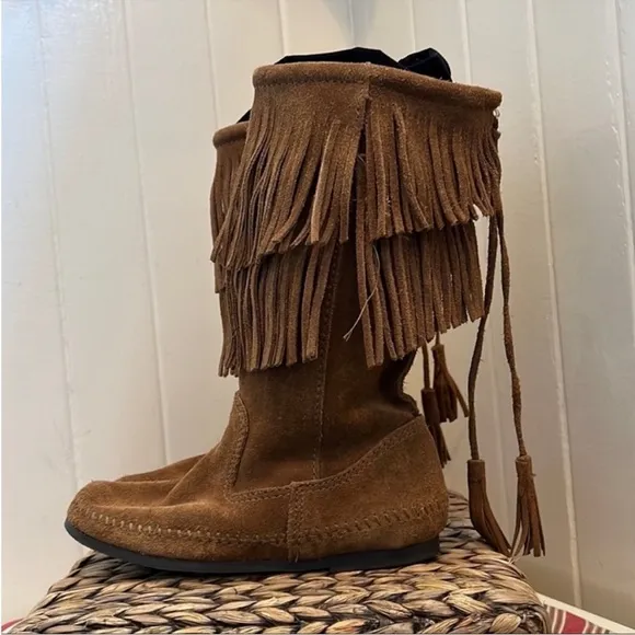 Minnetonka 2 Layer Angle Fringe Suede Boots