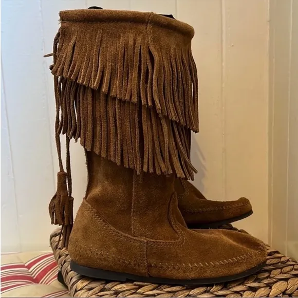 Minnetonka 2 Layer Angle Fringe Suede Boots