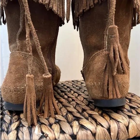 Minnetonka 2 Layer Angle Fringe Suede Boots