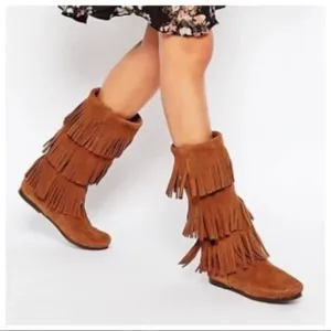 Minnetonka 3-Layer Fringe Moccasin Boots. Brown. Size 6