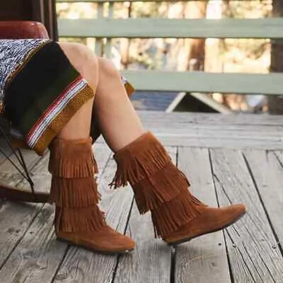 Minnetonka 3-Layer Fringe Moccasin Boots. Brown. Size 6