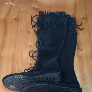 Minnetonka Fringed Black Suede Boots Size 6
