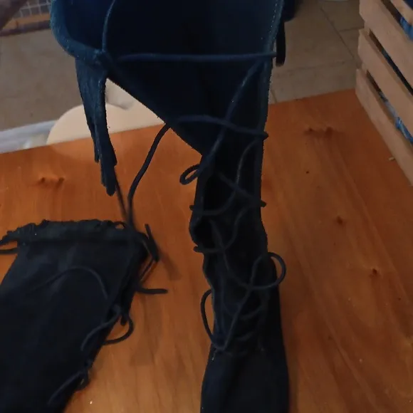 Minnetonka Fringed Black Suede Boots Size 6