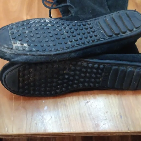 Minnetonka Fringed Black Suede Boots Size 6