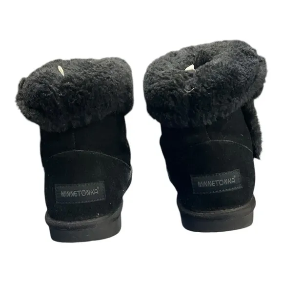 Minnetonka Leather Moccasin Ankle Hi Pug Boots Size 9