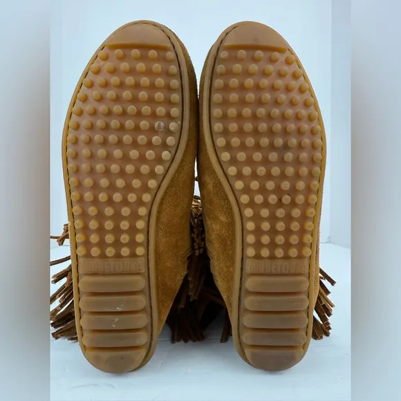 Minnetonka size 6 Women’s Tan Suede Boho Bohemian 5 Layer Fringe Moccasin Boots