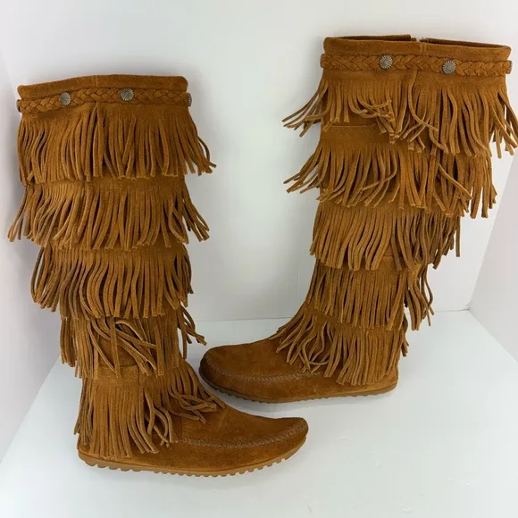Minnetonka size 6 Women’s Tan Suede Boho Bohemian 5 Layer Fringe Moccasin Boots