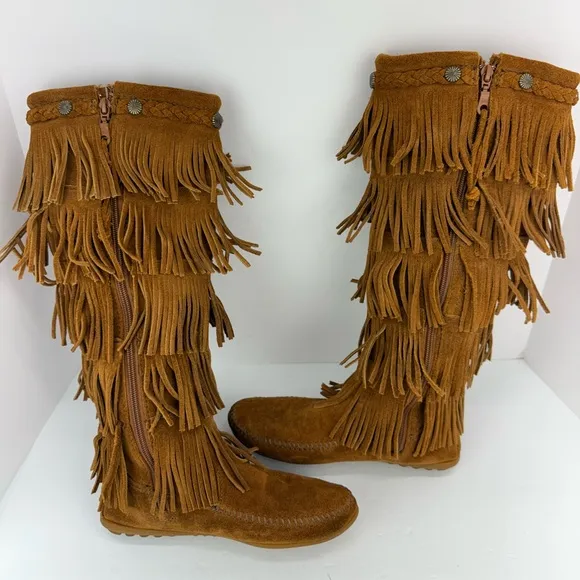 Minnetonka size 6 Women’s Tan Suede Boho Bohemian 5 Layer Fringe Moccasin Boots