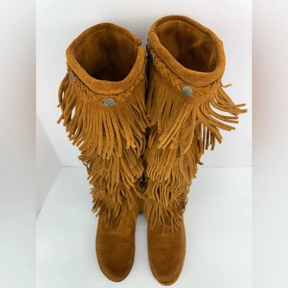 Minnetonka size 6 Women’s Tan Suede Boho Bohemian 5 Layer Fringe Moccasin Boots