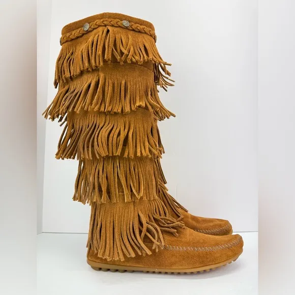 Minnetonka size 6 Women’s Tan Suede Boho Bohemian 5 Layer Fringe Moccasin Boots