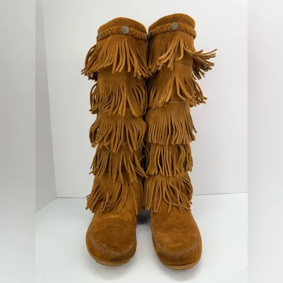 Minnetonka size 6 Women’s Tan Suede Boho Bohemian 5 Layer Fringe Moccasin Boots