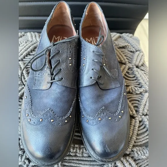 Miz Mooz Oxford Shoes Women’s SZ 41 Blue Leather Wingtip Lace Up Classic Studded