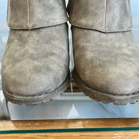 Mukluks Tan &amp; Dark Brown Faux leather Boots w/side zipper &amp; knit detail Size 8