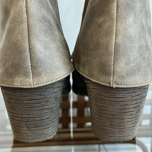 Mukluks Tan &amp; Dark Brown Faux leather Boots w/side zipper &amp; knit detail Size 8