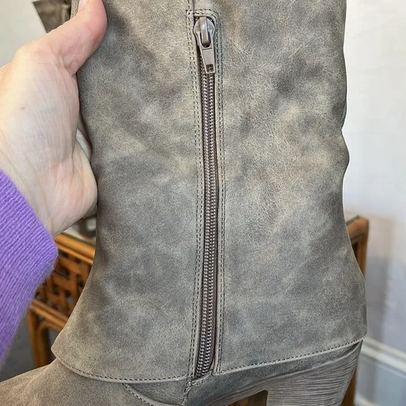 Mukluks Tan &amp; Dark Brown Faux leather Boots w/side zipper &amp; knit detail Size 8