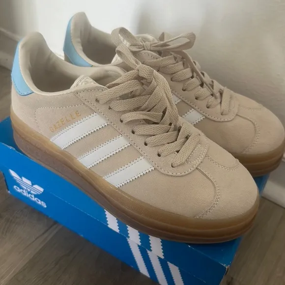New ‘ Adidas Gazelle Sneakers in Beige and White🩵