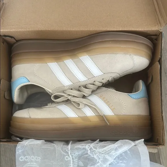 New ‘ Adidas Gazelle Sneakers in Beige and White🩵