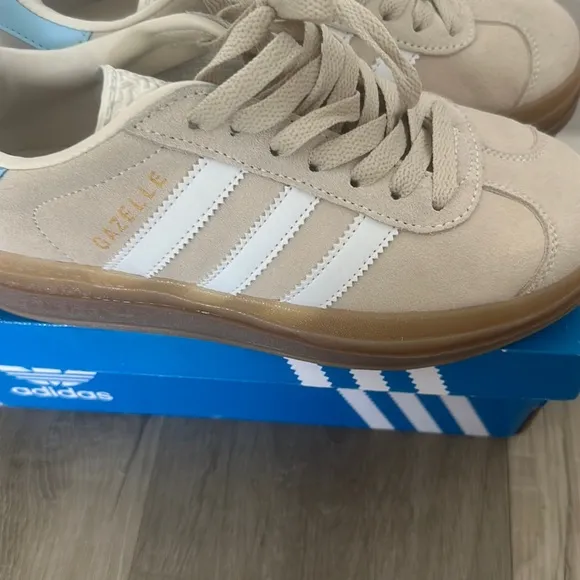 New ‘ Adidas Gazelle Sneakers in Beige and White🩵