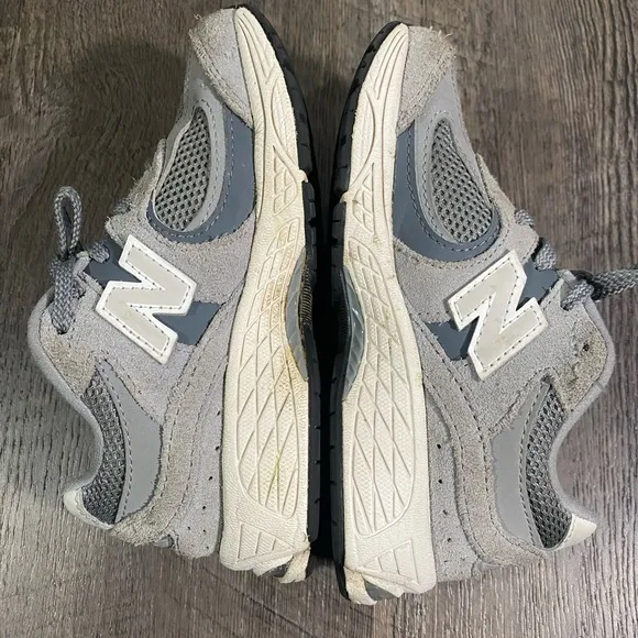 NEW BALANCE 2002R Boys Sneakers