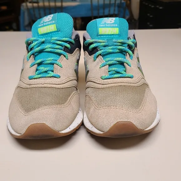 New Balance 997H casual running sneakers fits size 9 1/2 in Women's