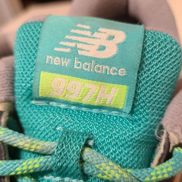 New Balance 997H casual running sneakers fits size 9 1/2 in Women's
