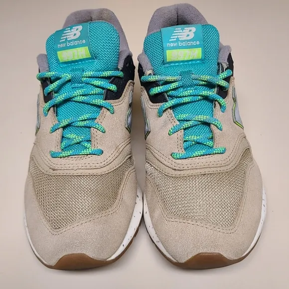 New Balance 997H casual running sneakers fits size 9 1/2 in Women's