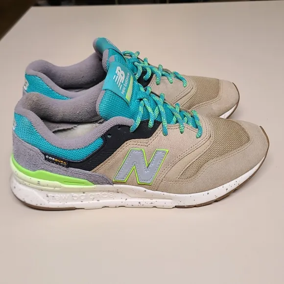 New Balance 997H casual running sneakers fits size 9 1/2 in Women's