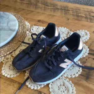 New Balance Blue and Pink Sneakers Athletic Design