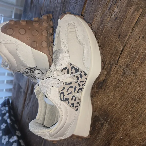 New Balance Women's Cream and Cheetah Sneakers 8 Like New! Rare!