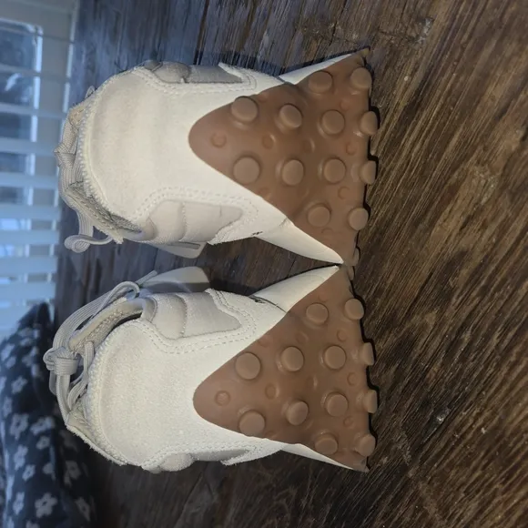 New Balance Women's Cream and Cheetah Sneakers 8 Like New! Rare!