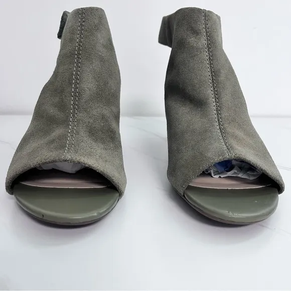 NEW Clarks Deva Bell Suede Booties Block Heel Olive Green Leather Size 9