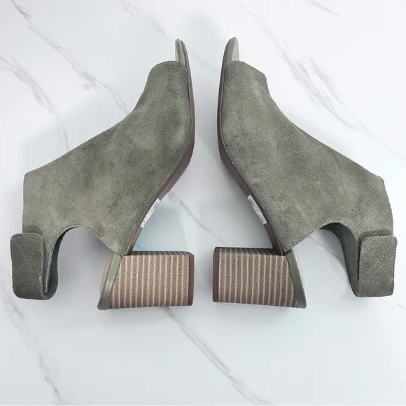 NEW Clarks Deva Bell Suede Booties Block Heel Olive Green Leather Size 9