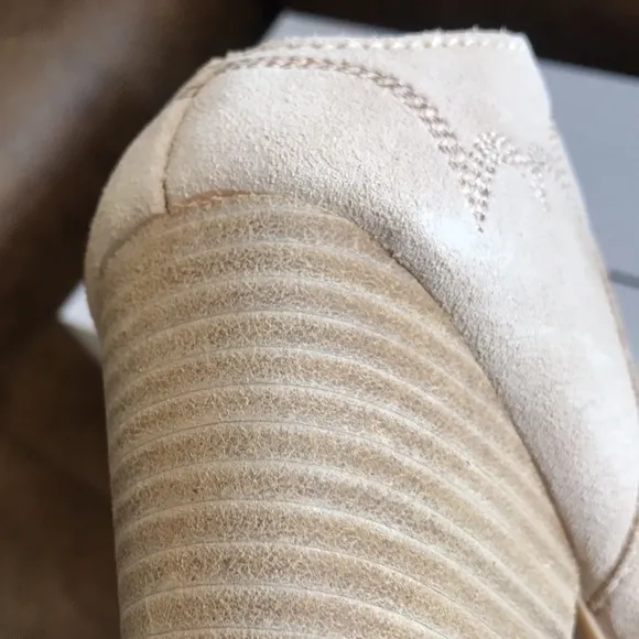 New GENUIN SUEDE  ankle boots booties by DOLCE VITA 382J