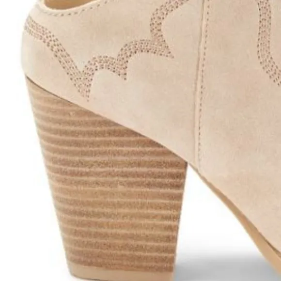 New GENUIN SUEDE  ankle boots booties by DOLCE VITA 382J