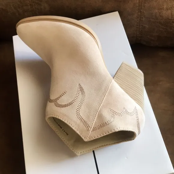 New GENUIN SUEDE  ankle boots booties by DOLCE VITA 382J