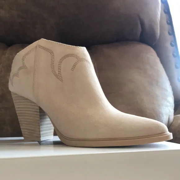 New GENUIN SUEDE  ankle boots booties by DOLCE VITA 382J