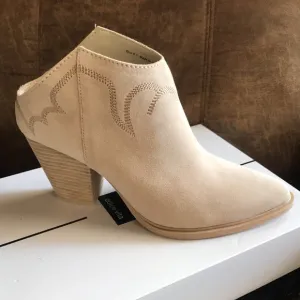 New GENUIN SUEDE  ankle boots booties by DOLCE VITA 382J