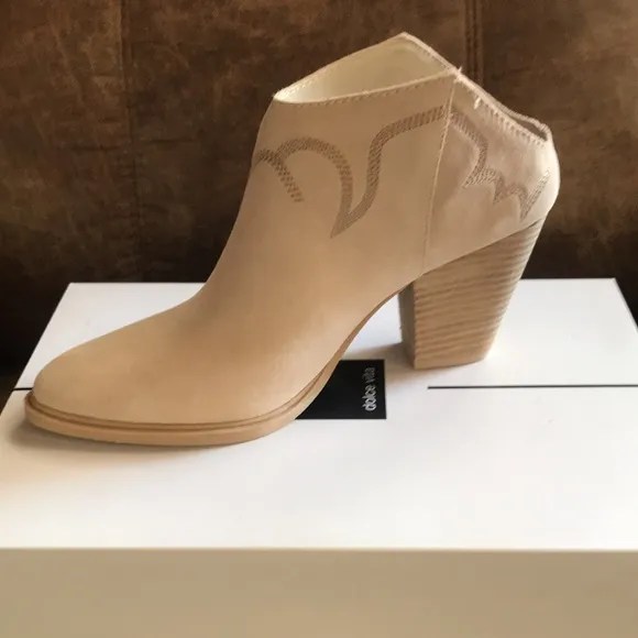 New GENUIN SUEDE  ankle boots booties by DOLCE VITA 382J
