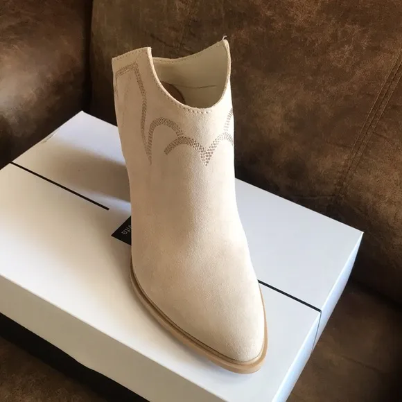 New GENUIN SUEDE  ankle boots booties by DOLCE VITA 382J