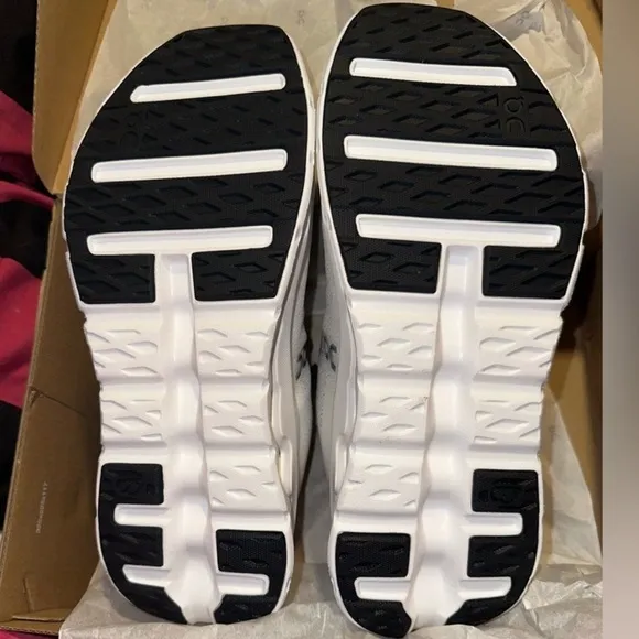NEW in BOX 10 ON Cloudtilt women's white running shoes Helion superfoam CloudTec