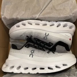 NEW in BOX 10 ON Cloudtilt women's white running shoes Helion superfoam CloudTec