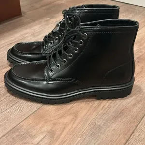 NEW Men’s Express Black lace up Leather Chunky Boots. NWT Sz 9