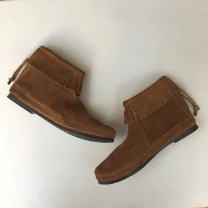 NEW Minnetonka Fringe Back Zip Bootie Brown